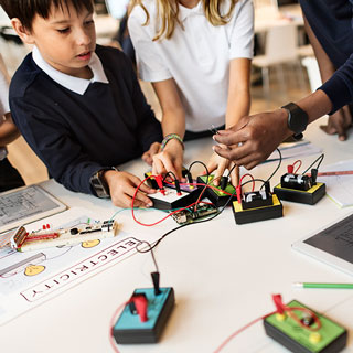 Kinder lernen Elektronik
