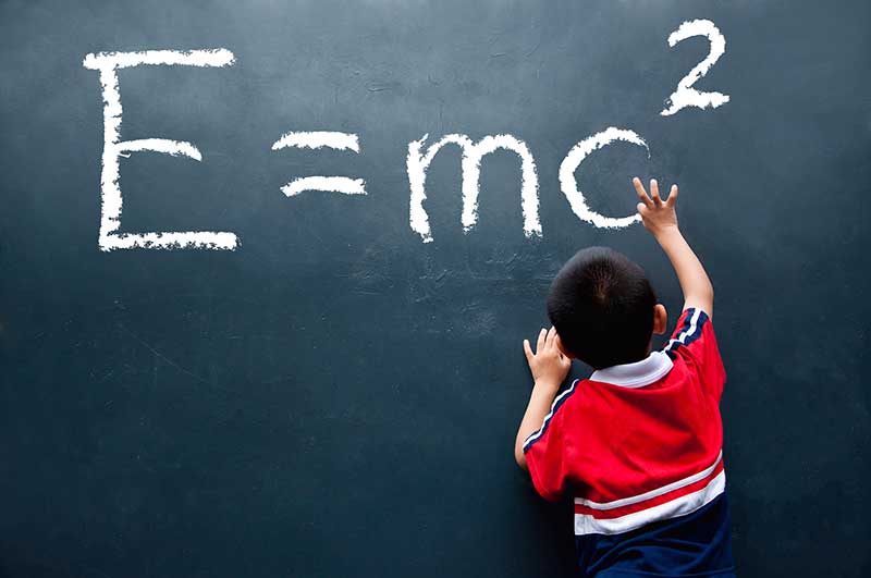 Kind zeichnet die Formel E=mc²